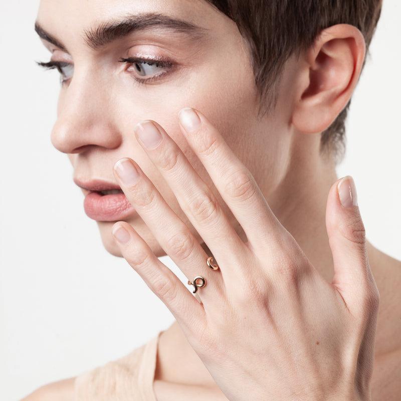 Atelier Paulin Bague Outline Lettre V - Or Jaune Laminé