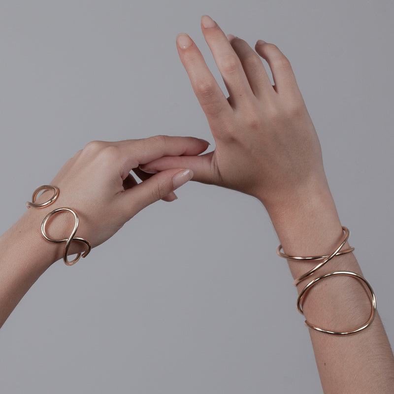 Atelier Paulin Bracelet Manchette Outline Lettre V - Or Jaune Laminé