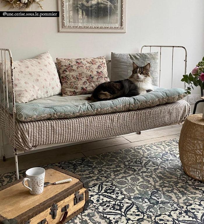 beija Armenian Vinyl Rug