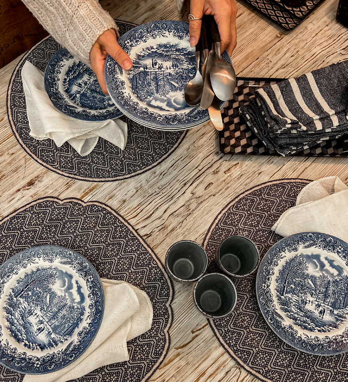 Beija Elvis Round Vinyl Placemat