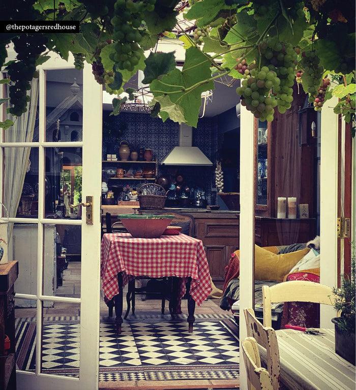 Beija Gambit Vinyl Table Placemat