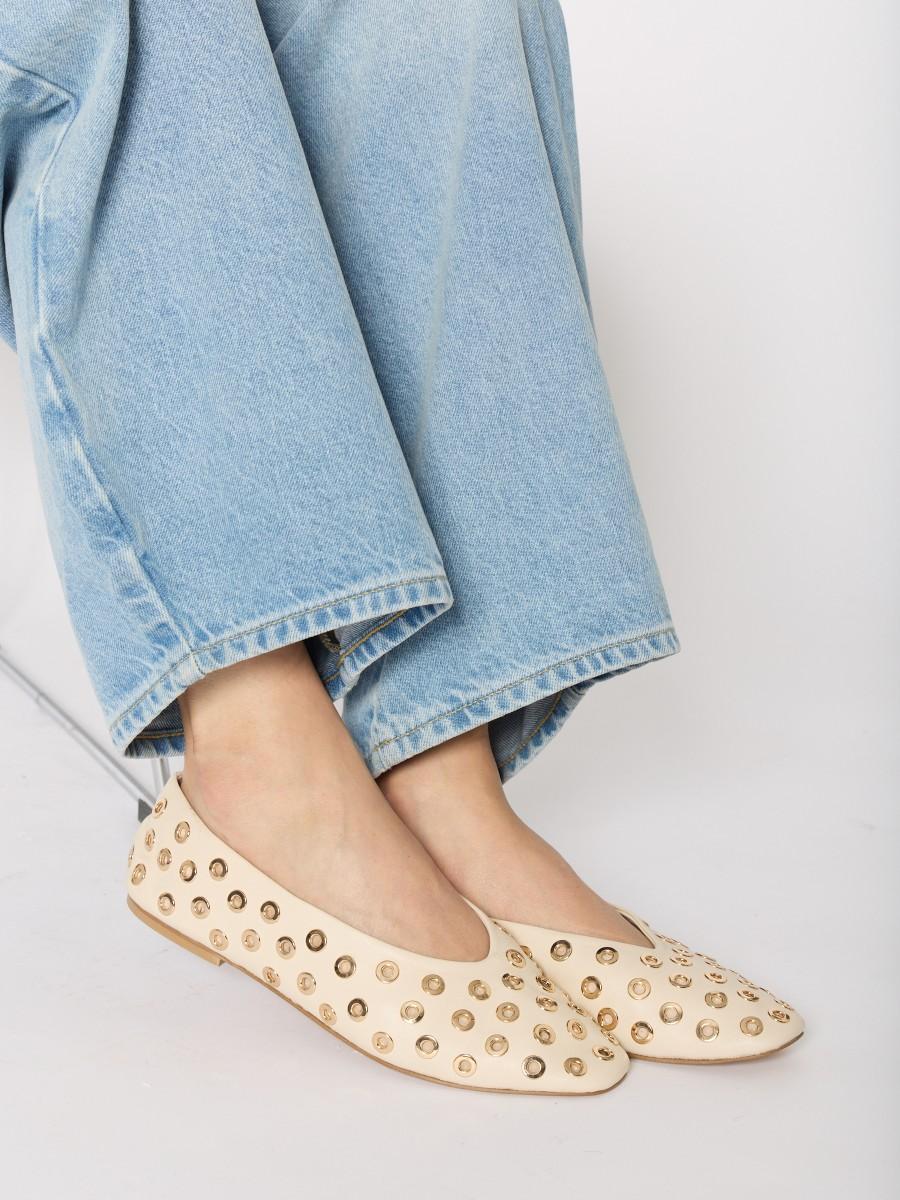Berenice Ballerines Plates ABALLERINA En Cuir Blanc Cassé Avec Studs Dorés