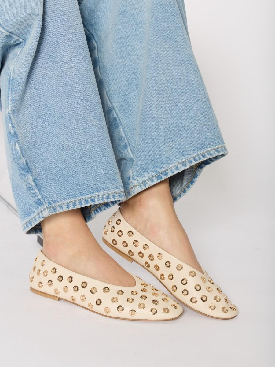Berenice Ballerines Plates ABALLERINA En Cuir Blanc Cassé Avec Studs Dorés