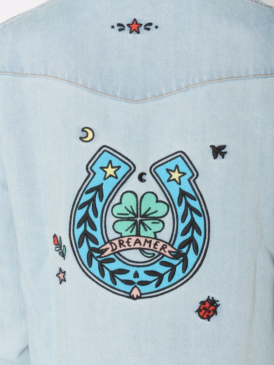 Berenice Chemise CABANALUCKY En Denim Bleu Avec Broderies Colorées Fabriquée En Lyocell