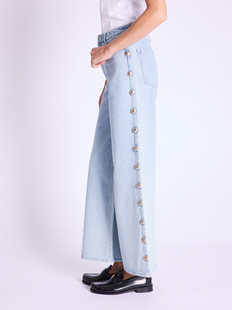 Berenice Jean Avec Coupe Flare Et Clous Sur La Longueur Des Jambes