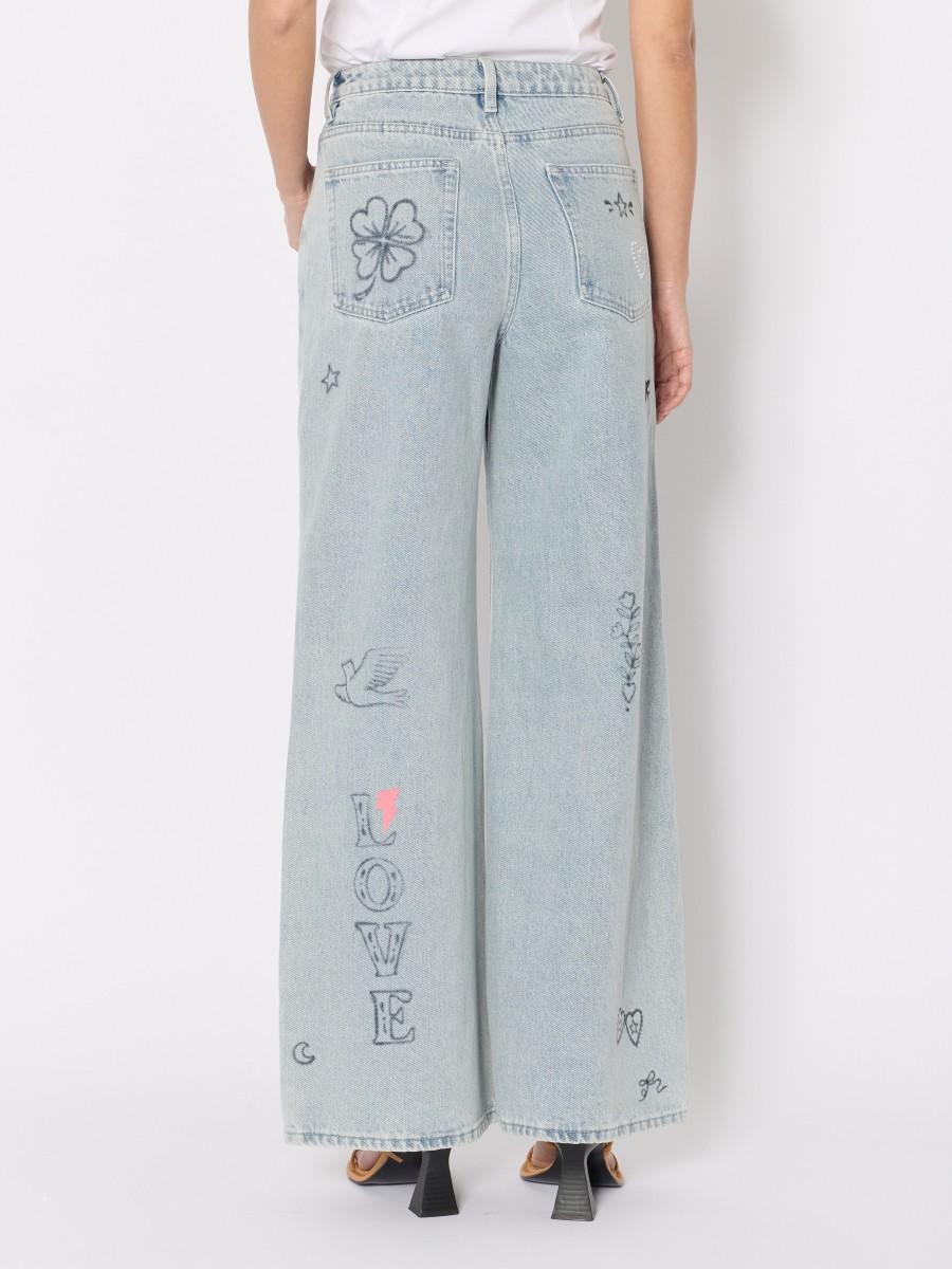 Berenice Jean Bleu MEMPHISLUCKY – Coupe Wide Leg 100% Coton Patchs Imprimés Strass