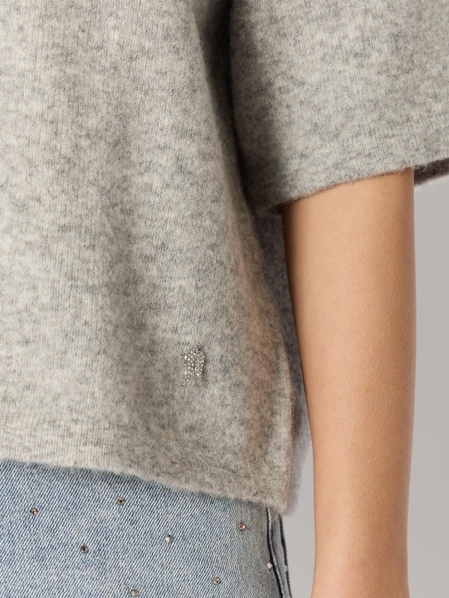 Berenice Pull Gris MANDREA – Col Rond Manches Courtes Maille Douce Ailes En Strass