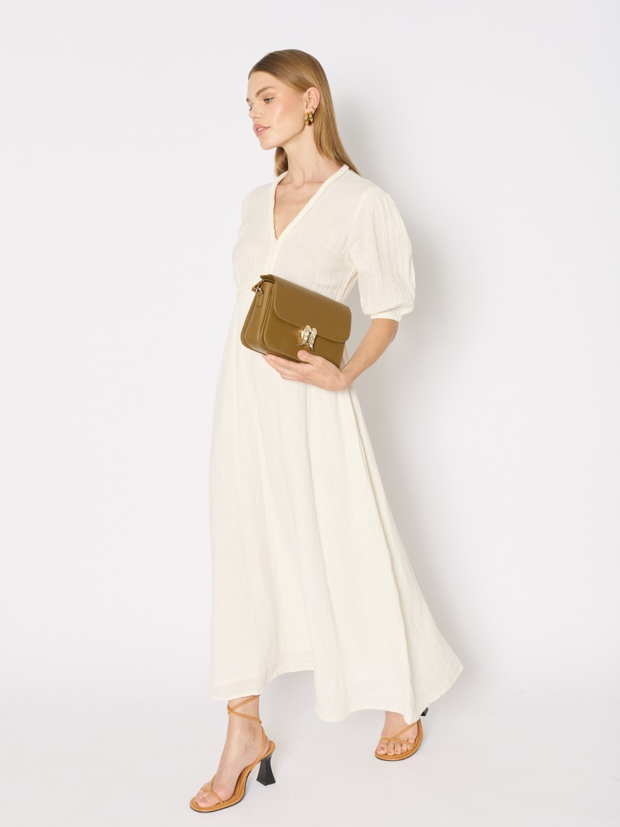 Berenice Robe Longue Blanche Avec Tresses Sur La Poitrine Et Manches Courtes