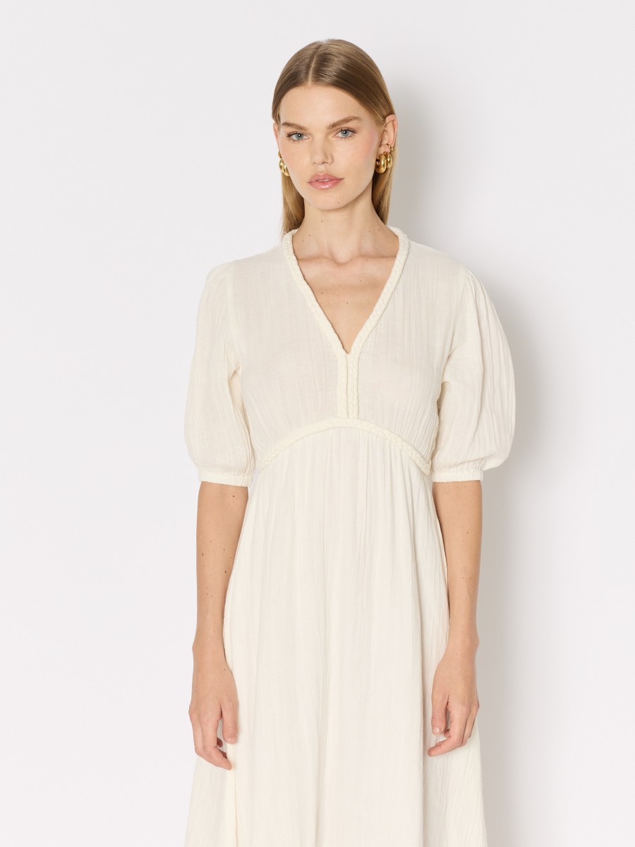 Berenice Robe Longue Blanche Avec Tresses Sur La Poitrine Et Manches Courtes