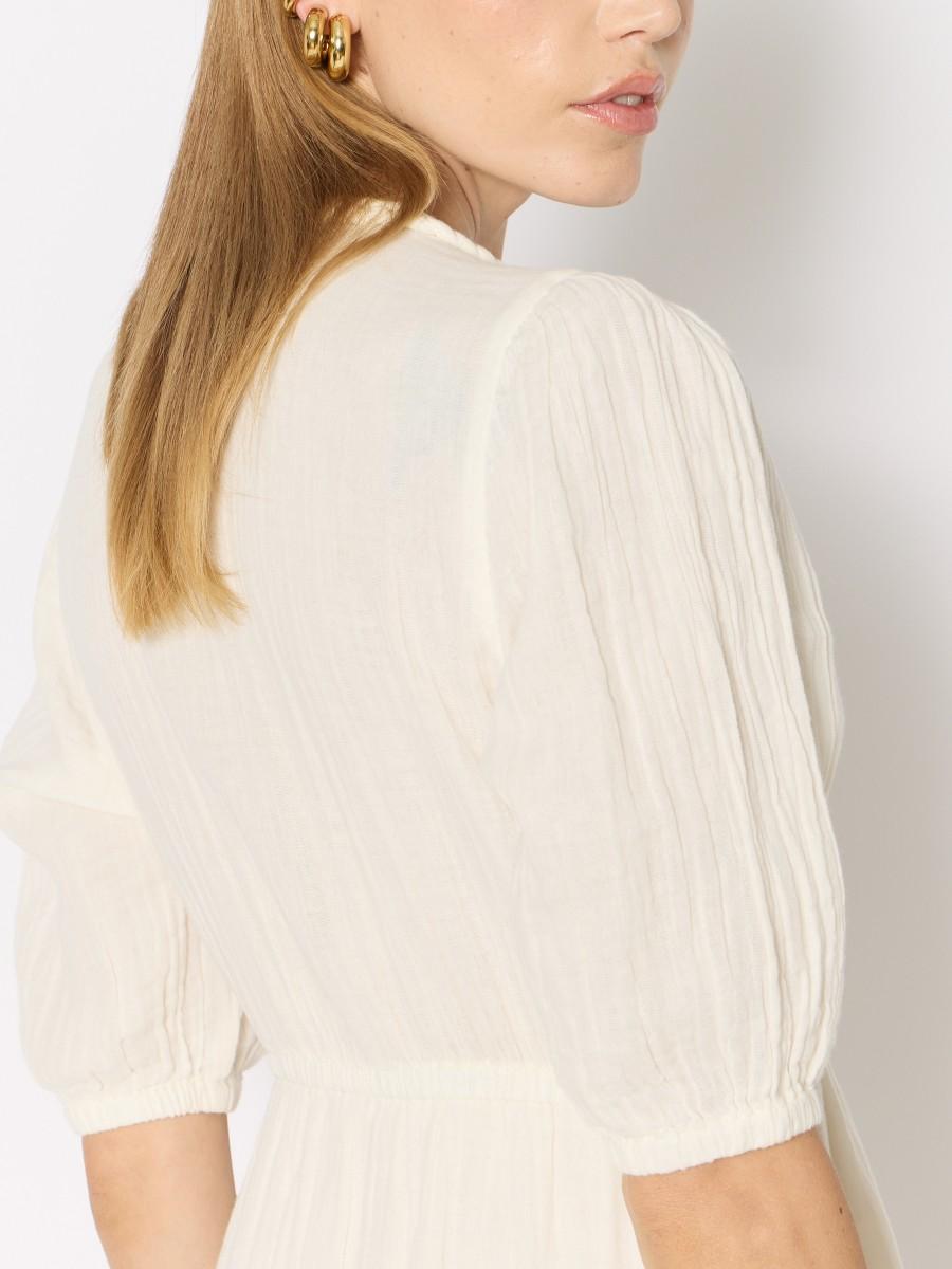 Berenice Robe Longue Blanche Avec Tresses Sur La Poitrine Et Manches Courtes