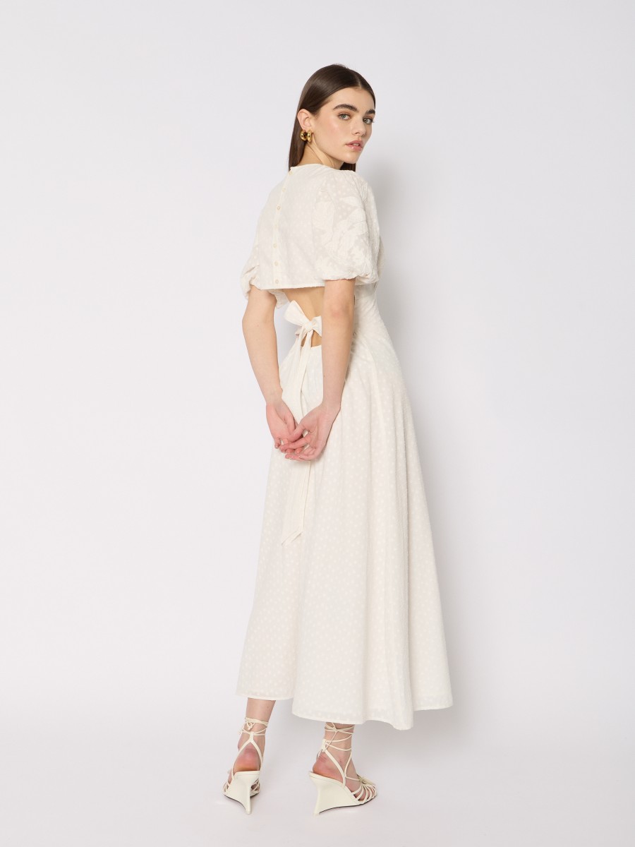 Berenice Robe longue RILEY rétro chic broderie anglaise et dos nu orné d'un noeud