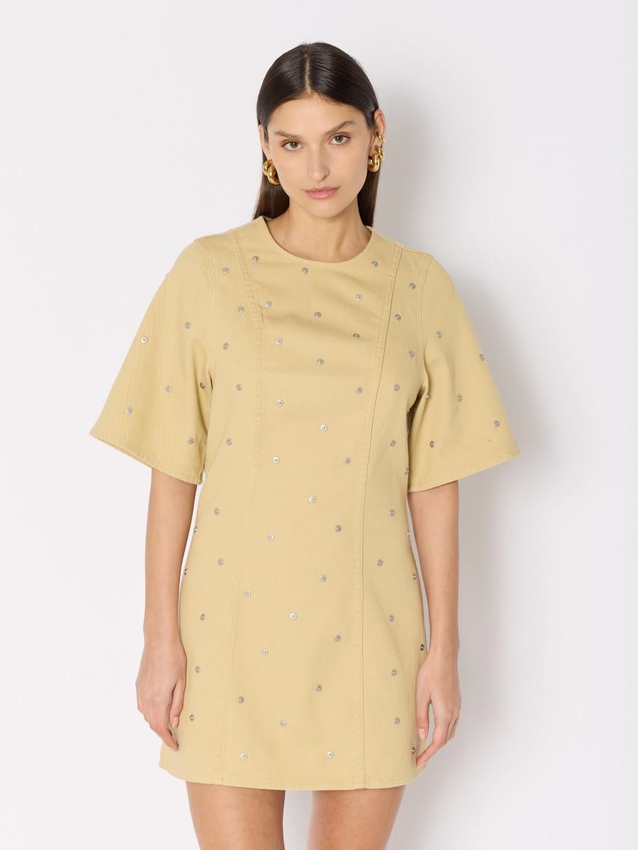Berenice Robe RUCKY – Denim Beige Courte Clous Argentés Manches Courtes Col Rond