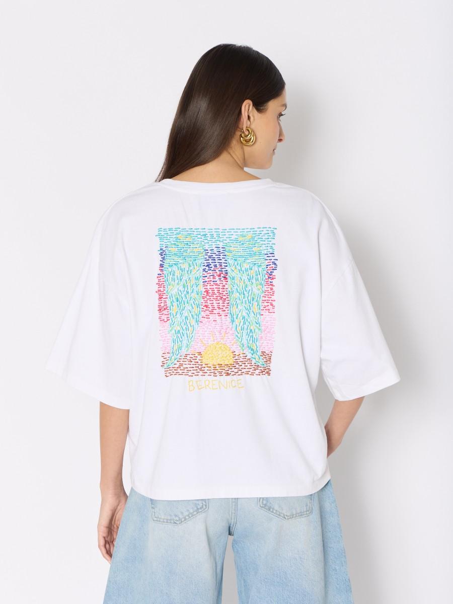 Berenice T-shirt blanc TERZAAILES - Coupe oversize avec ailes brodées colorées dans le dos