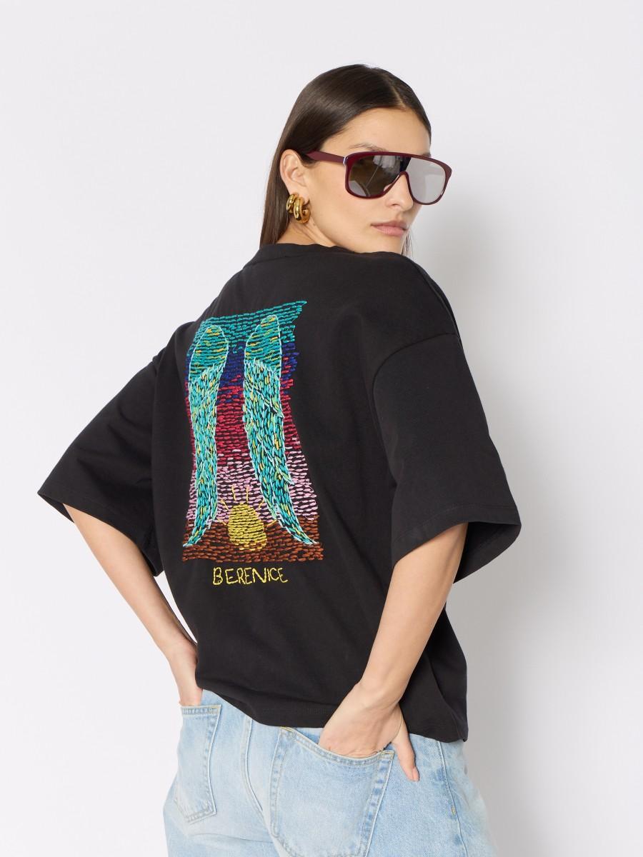 Berenice T-shirt noir TERZAAILES - Coupe oversize avec ailes brodées colorées dans le dos