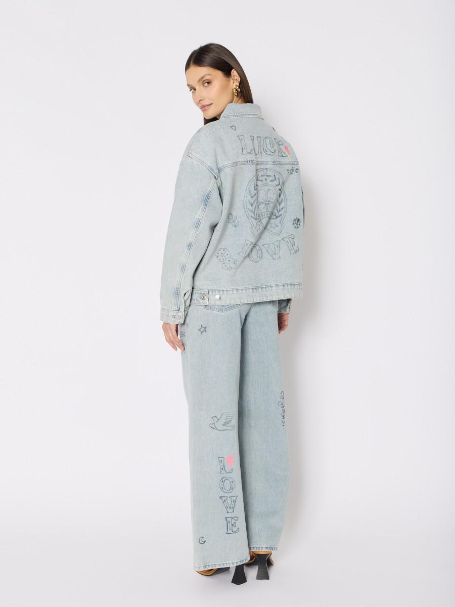 Berenice Veste En Jean Bleu Clair Oversize Avec Strass Et Patch Porte Bonheur : "LOVE" "LUCK" Fer à Cheval Trèfles