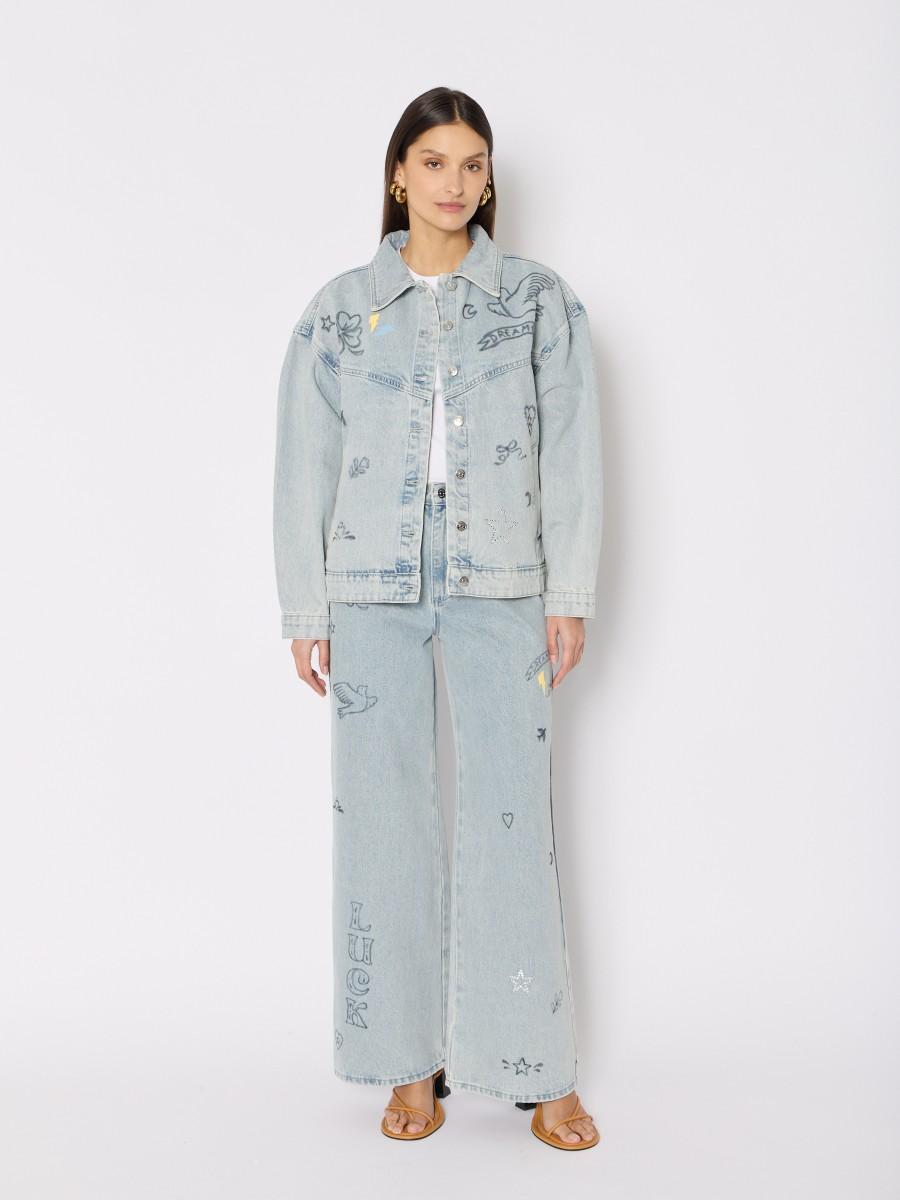 Berenice Veste En Jean Bleu Clair Oversize Avec Strass Et Patch Porte Bonheur : "LOVE" "LUCK" Fer à Cheval Trèfles