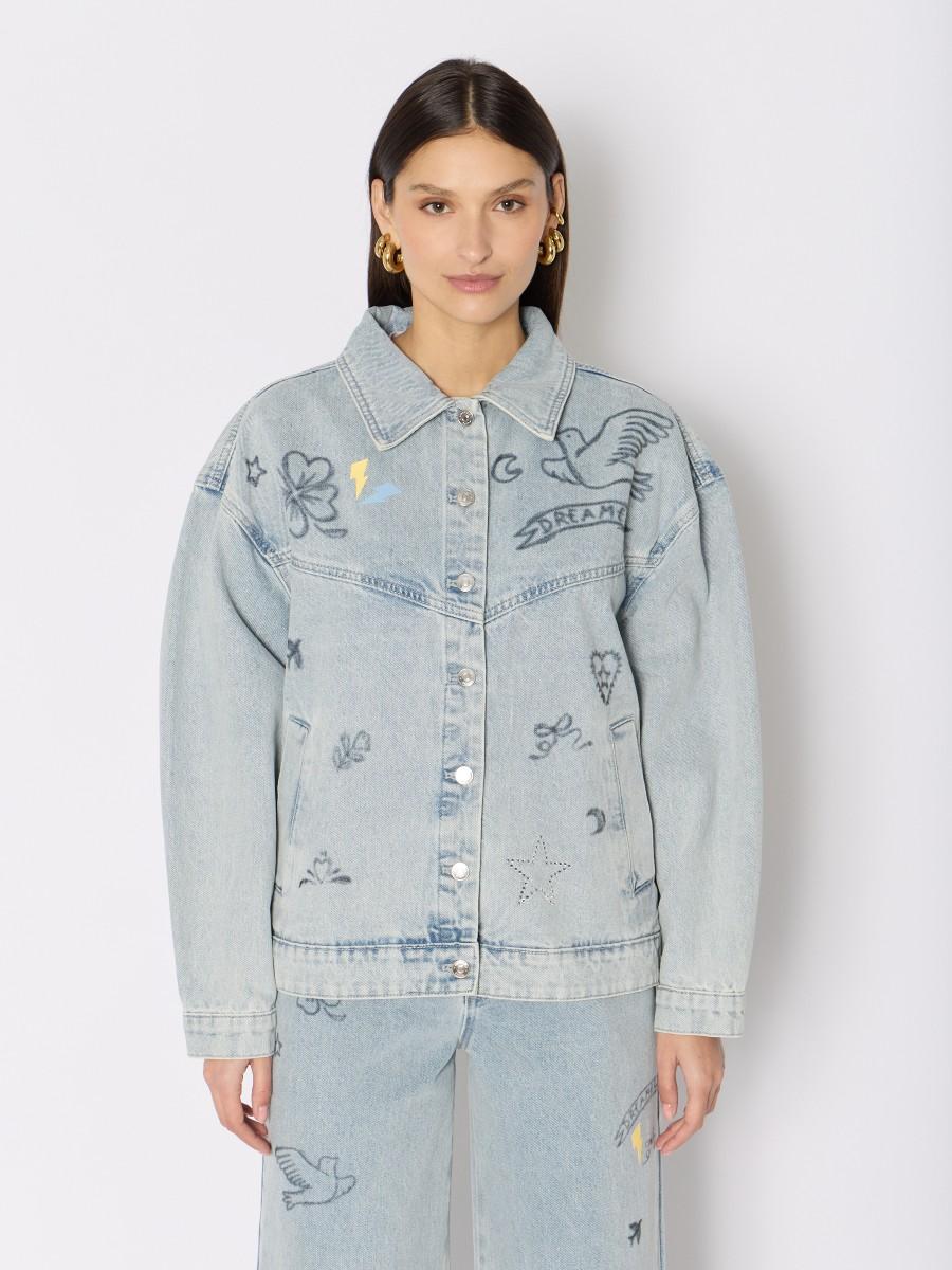 Berenice Veste en jean bleu clair oversize avec strass et patch porte bonheur : "LOVE" "LUCK" fer à cheval trèfles Berenice Veste en jean bleu clair oversize avec strass et patch porte bonheur : "LOVE" "LUCK" fer à cheval trèfles
