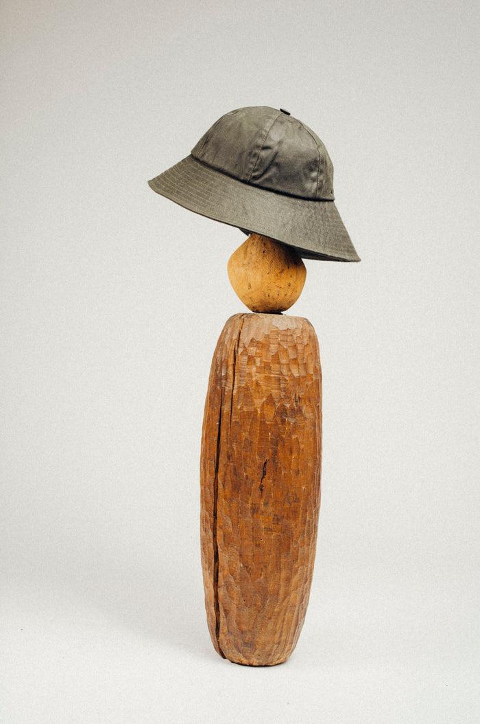 béton ciré RAIN BUCKET HAT LONG BRIM KHAKI chapeau kaki déperlant unisexe fabriqué au Portugal