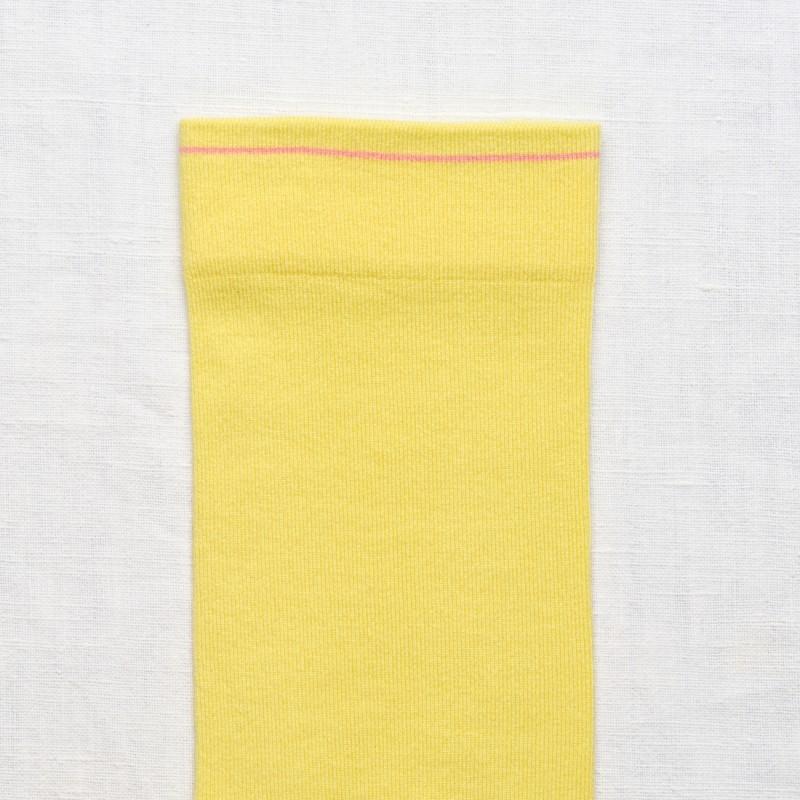bonne maison Chaussettes fines originales et colorées dessinées et fabriquées en France. Uni Jaune avec pointe et liseré rose