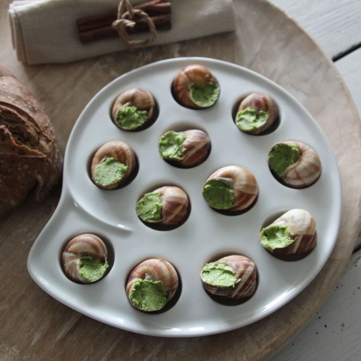 Bruno Evrard Assiette à Escargots 12 Trous En Porcelaine MAINTENON