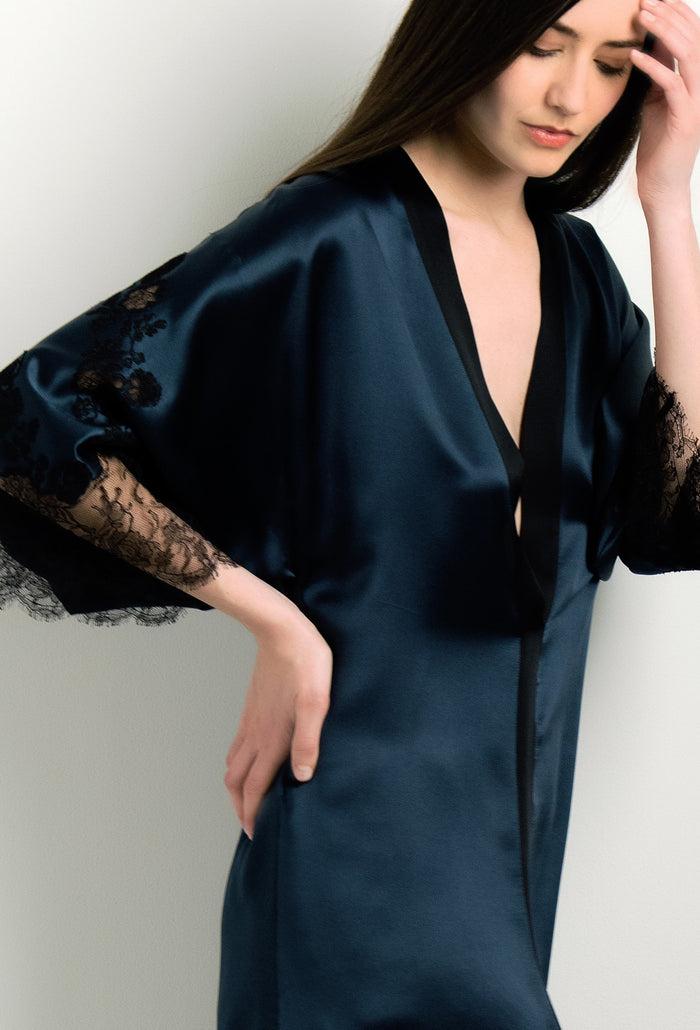 Carine Gilson Caftan En Soie Smokingblue Et Dentelle Elisa Noire