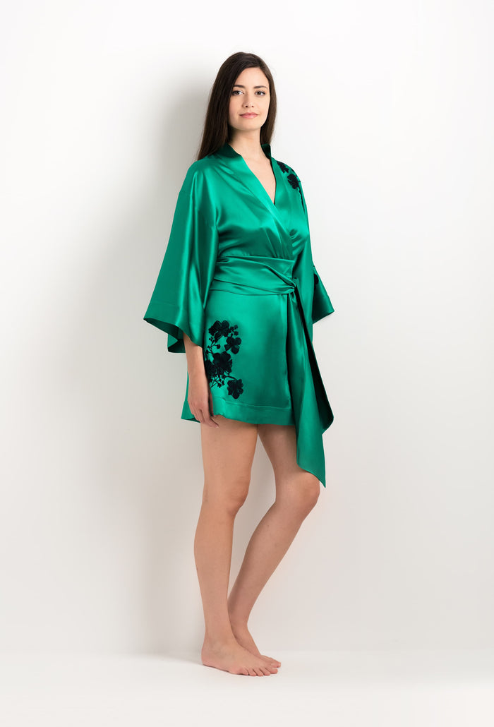 carine gilson Kimono court en soie vert jade et dentelle Sakura noire