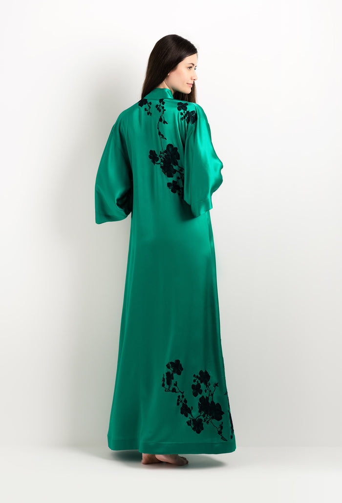 carine gilson Kimono long en soie vert jade et dentelle Sakura noire