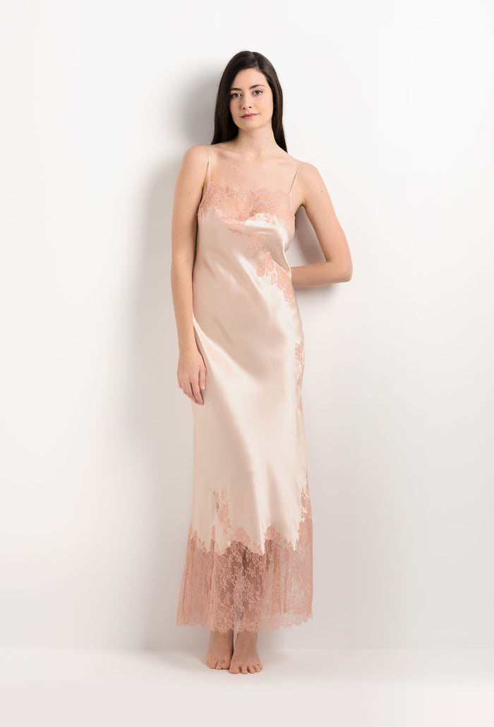 carine gilson Robe longue en soie rose poudre et dentelle Elisa rose clair