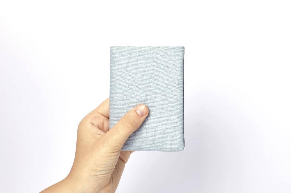 Carré Royal Portefeuille Compact En Toile Bleu-ciel Et Cuir Par Carré Royal