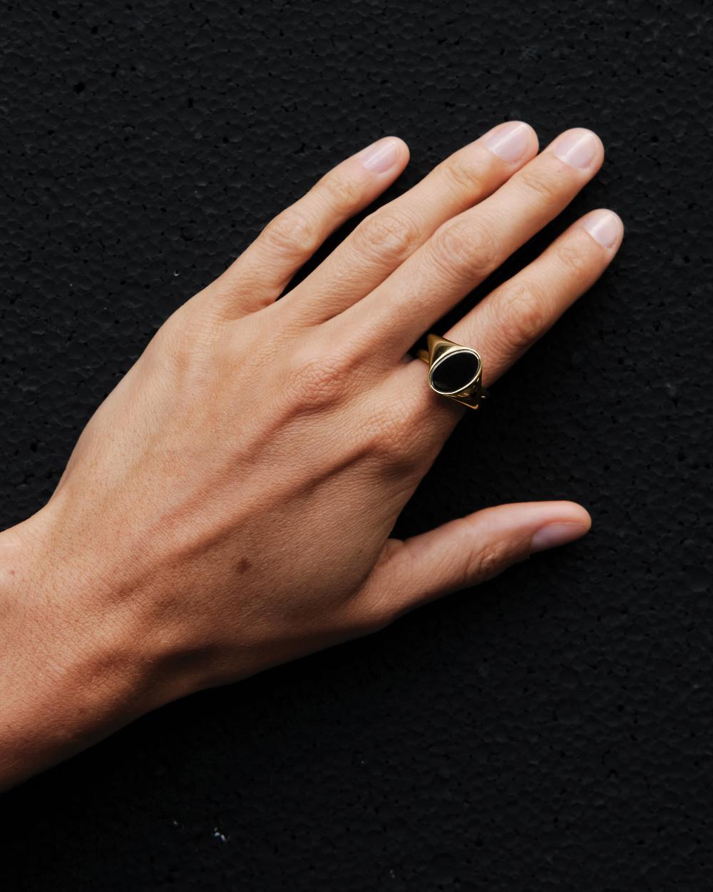 Charlotte Chesnais Bague Chevalière Initial