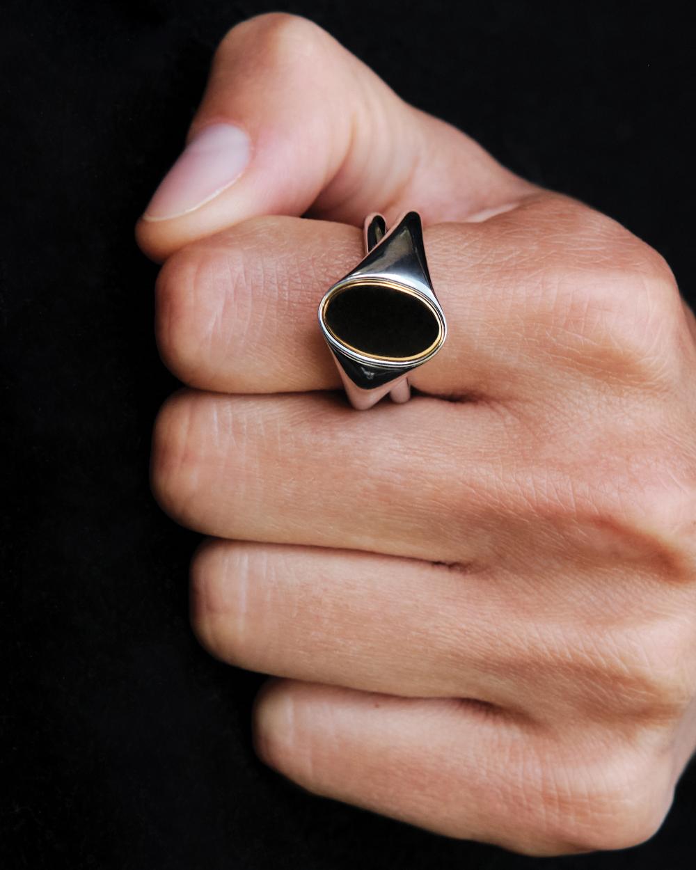 Charlotte Chesnais Bague Chevalière Initial