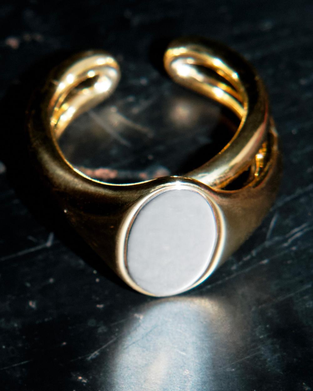 Charlotte Chesnais Bague Chevalière Initial Gravée