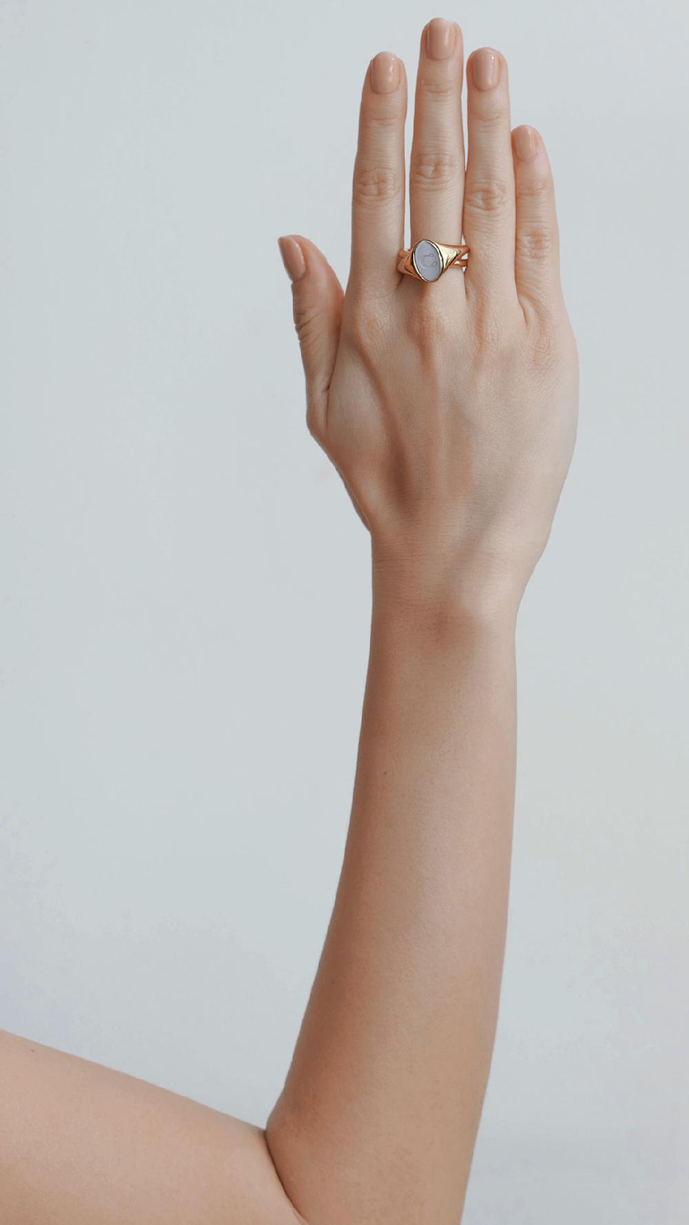 Charlotte Chesnais Bague Chevalière Initial Gravée