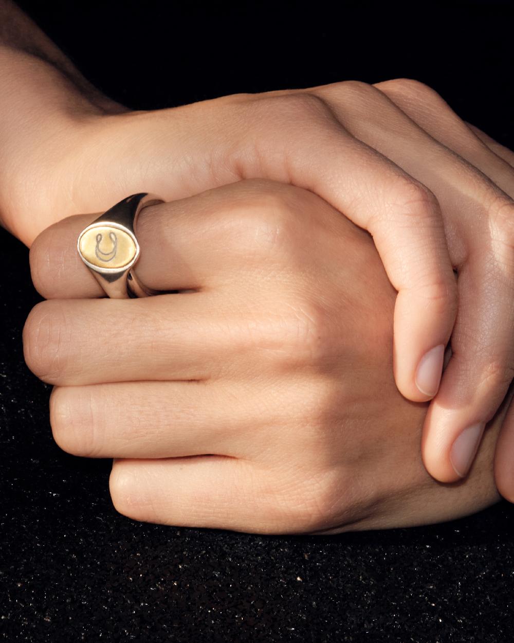 Charlotte Chesnais Bague Chevalière Initial Gravée