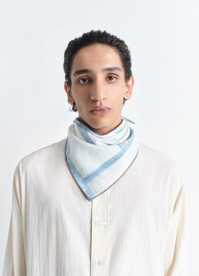 Christophe Lemaire CARRÉ DE SOIE CHAISE BLEUE 60 PHILIPPE WEISBECKER