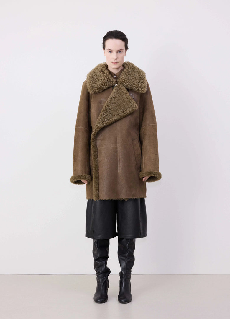 Christophe Lemaire MANTEAU ASYMÉTRIQUE EN SHEARLING