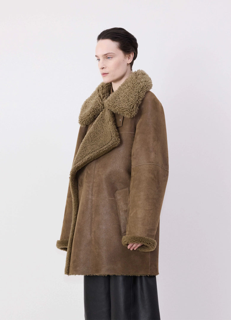 christophe lemaire MANTEAU ASYMÉTRIQUE EN SHEARLING