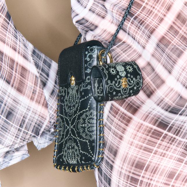 Claris Virot Etui Airpod Jamie Cuir Noir Imprimé Bandana