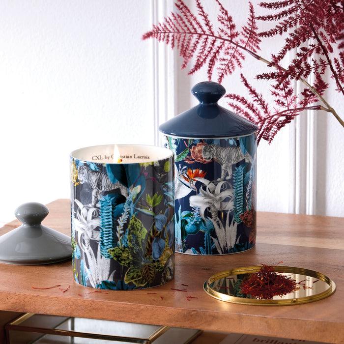 Cxl By Christian Lacroix Bougie Parfumée En Pot De Porcelaine - Zanzibar Bleu Marine - Poudre De Saffran - Durée De Combustion 65h - 315 G