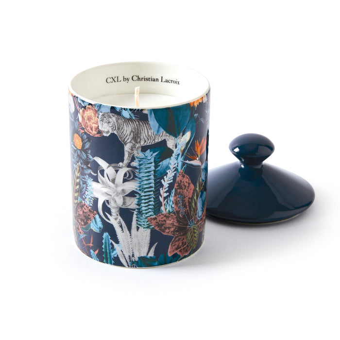 cxl by christian lacroix Bougie parfumée en pot de porcelaine - Zanzibar Bleu marine - Poudre de saffran - durée de combustion 65h - 315 g