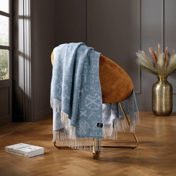 cxl by christian lacroix Plaid tissé - Signature bleu : 130 x 180 cm cxl by christian lacroix Plaid tissé - Signature bleu : 130 x 180 cm