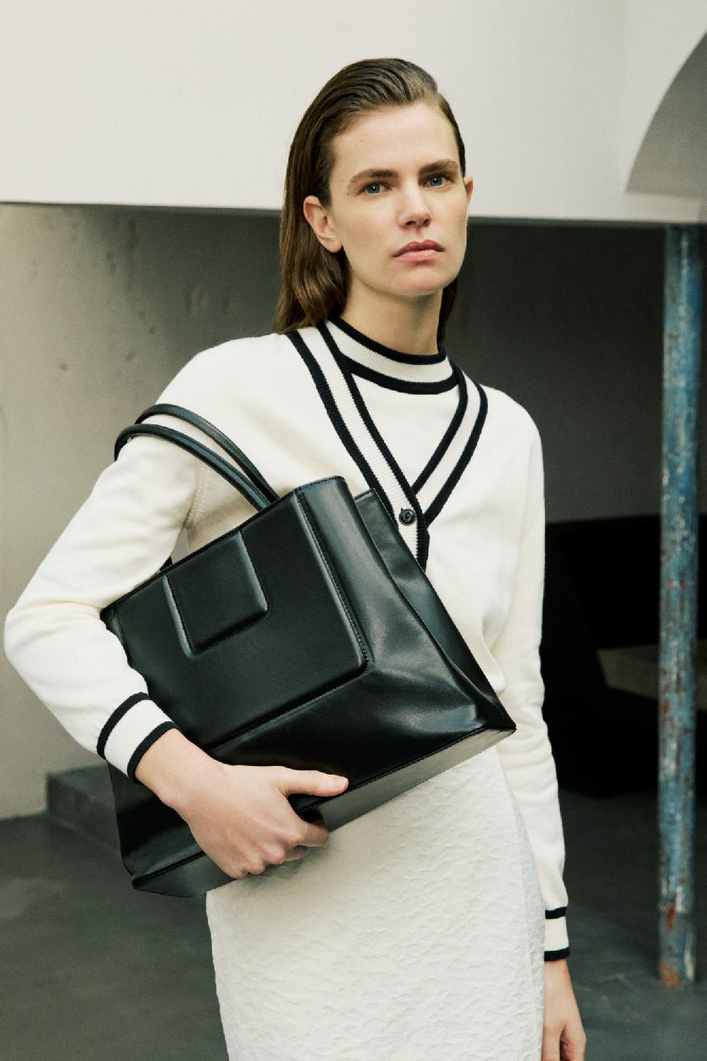 D'estrëe Paris Contrast Trim Short-Sleeve Knit Top