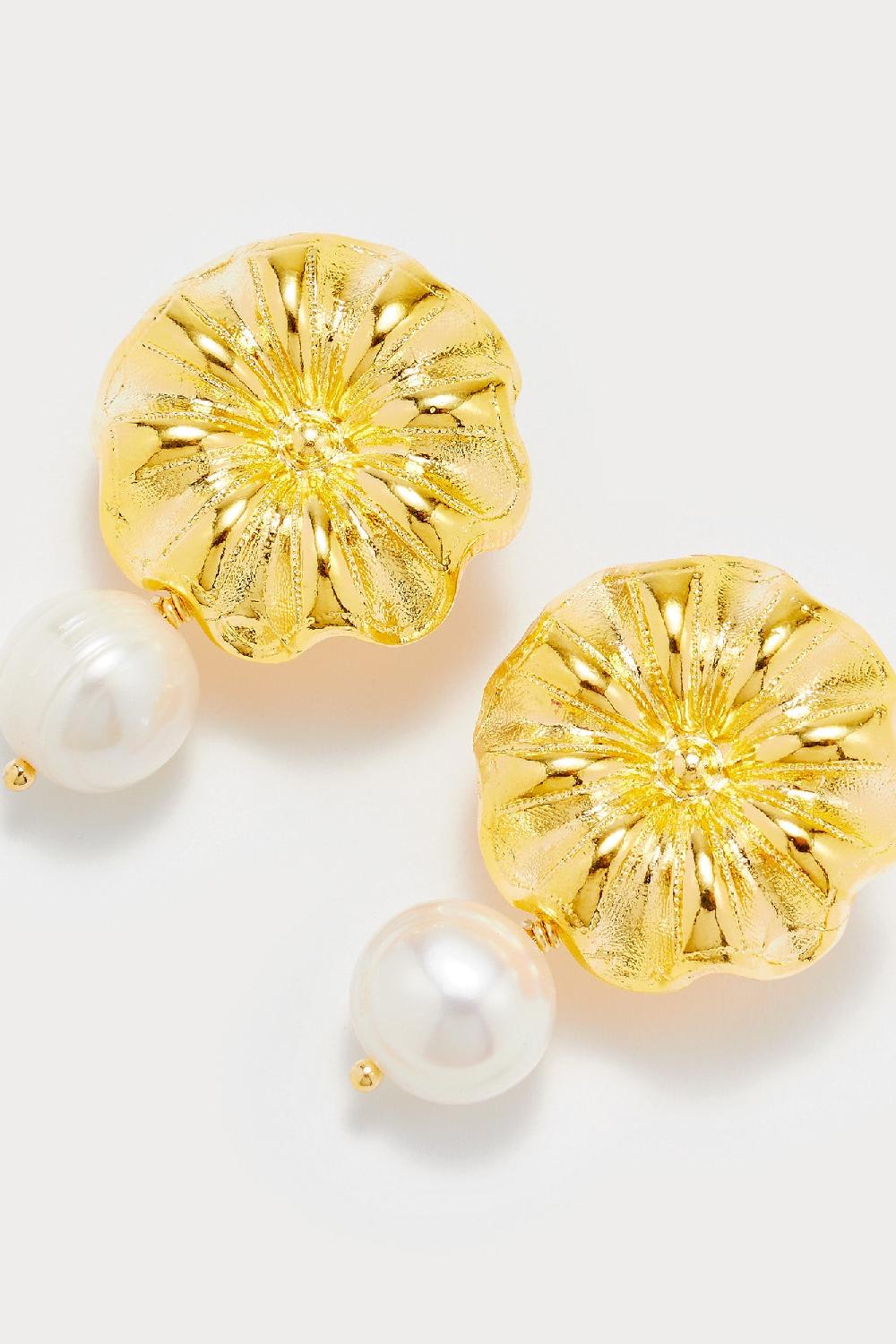 D'estrëe Paris White Daisy Pearl Earrings