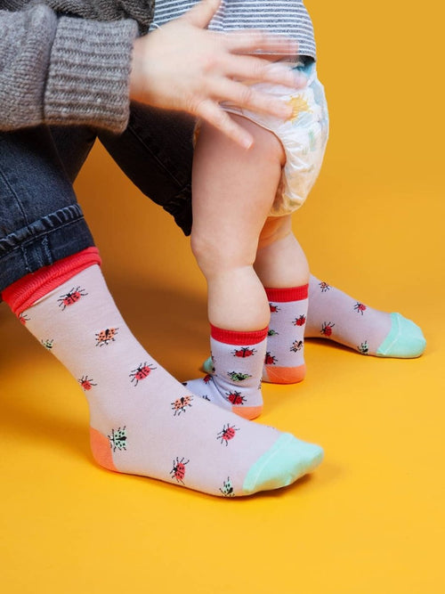 Dilly Socks Notre Chaussettes Antidérapantes Pour Enfants: Lil Buzzing Beetles Non-Slip