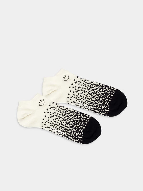 dilly socks Notre chaussettes de sneakers: Short Granular Laughter