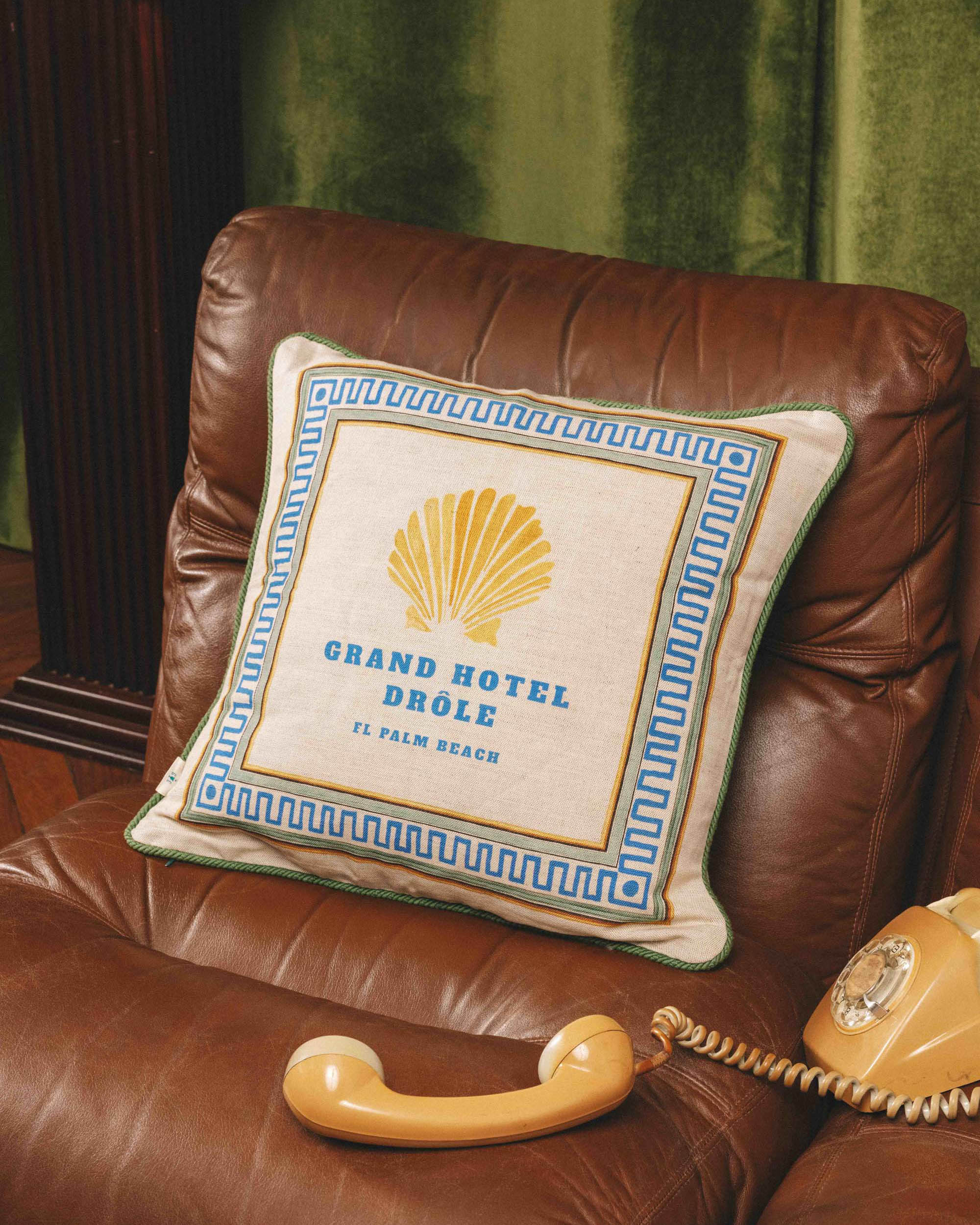 Drôle De Monsieur Le Coussin Hôtel Drôle