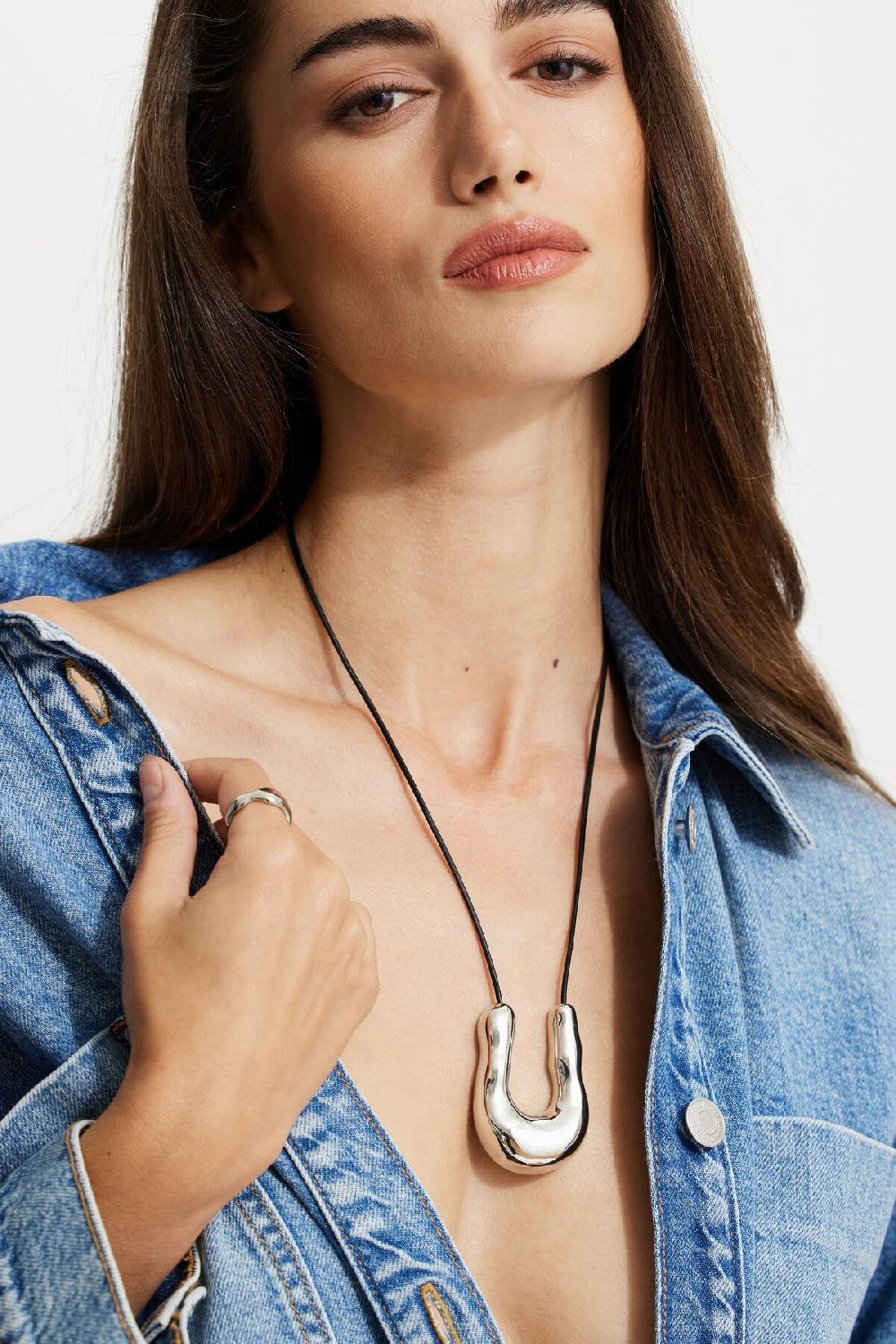 dynamite Collier à pendentif en U