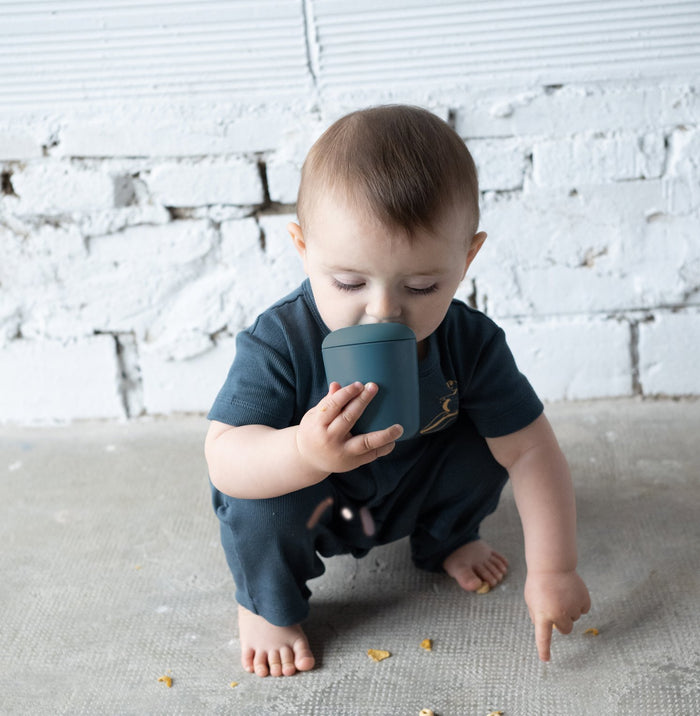 Ekobo Duo Assiette Compartimentée & Gobelet à Bec En Silicone - Blue Abyss