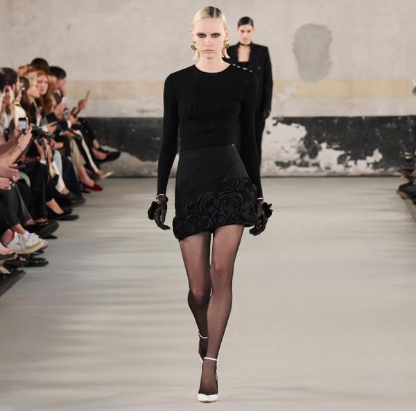 Elisabetta Franchi Jupe En Crêpe Avec Roses Brodées