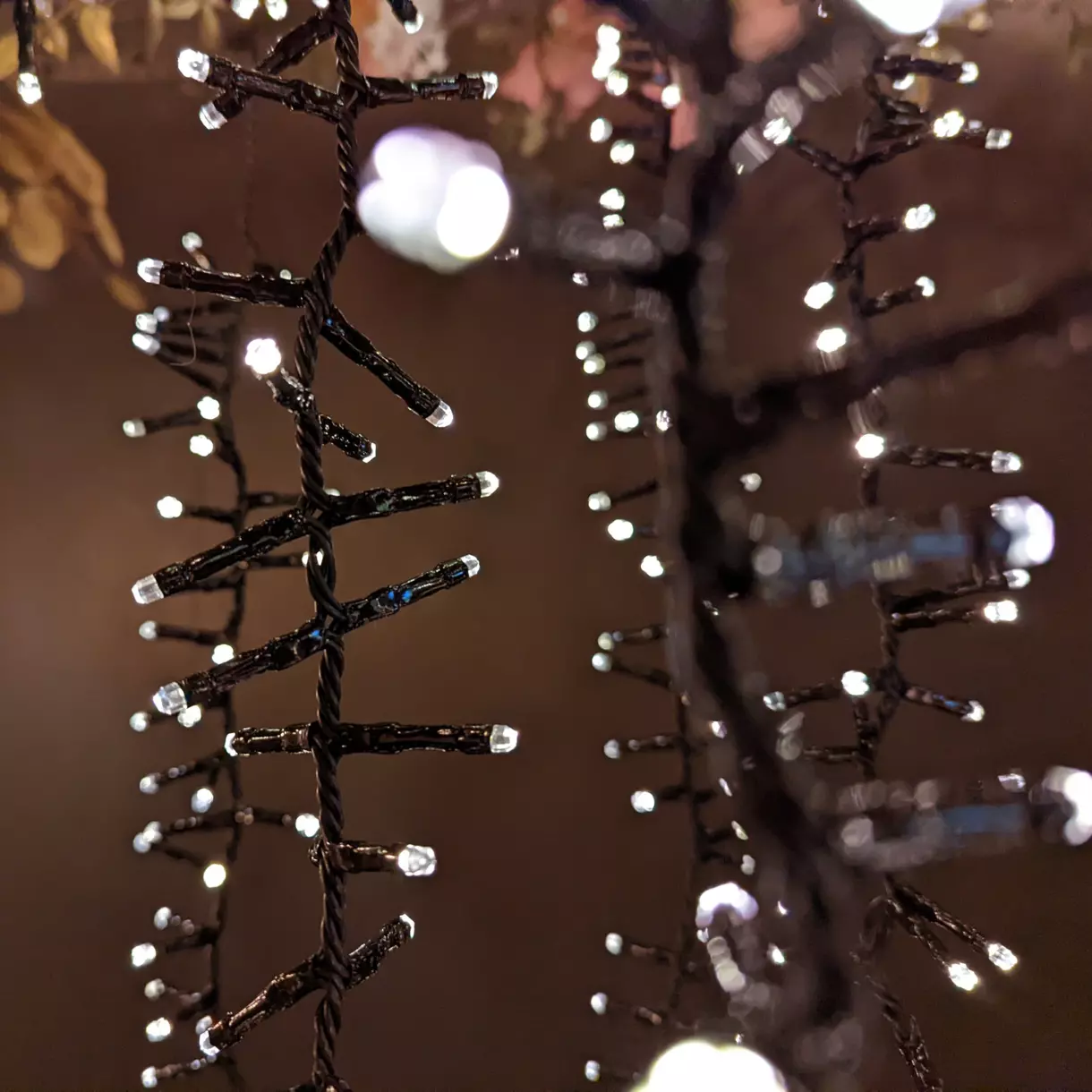 eminza Cascade lumineuse à piles 2 m 512 LED câble noir Durawise Blanc froid